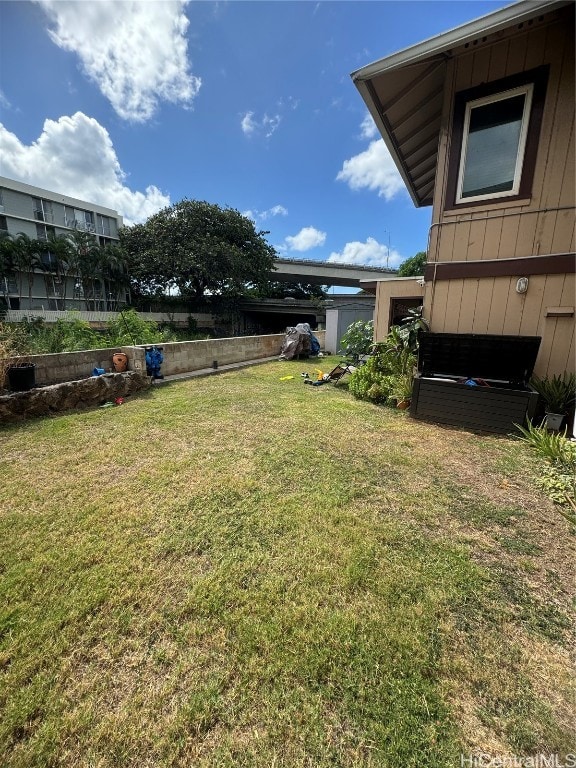 view of yard featuring a shed