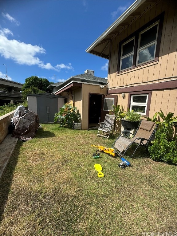 view of yard with a storage unit