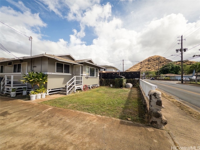 view of front of home with a front lawn