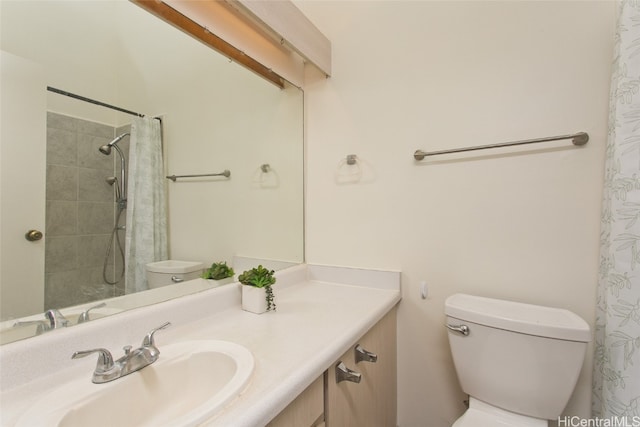 bathroom with a shower with shower curtain, vanity, and toilet