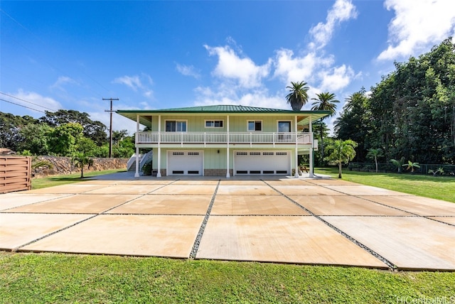 view of front of property featuring a garage and a front yard