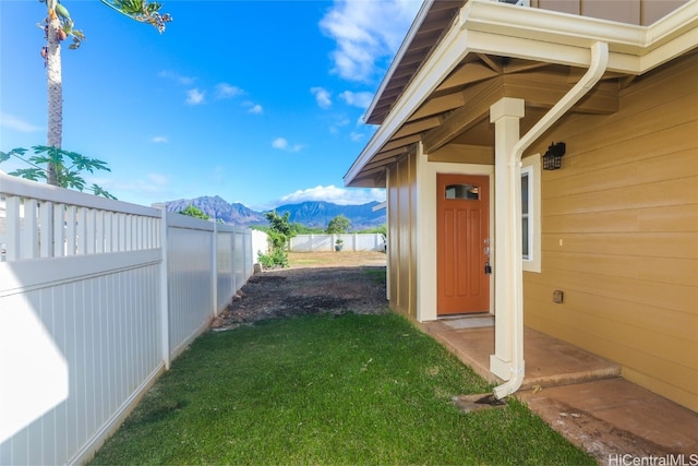 view of yard with a mountain view