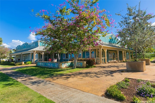 view of front of property featuring a front yard