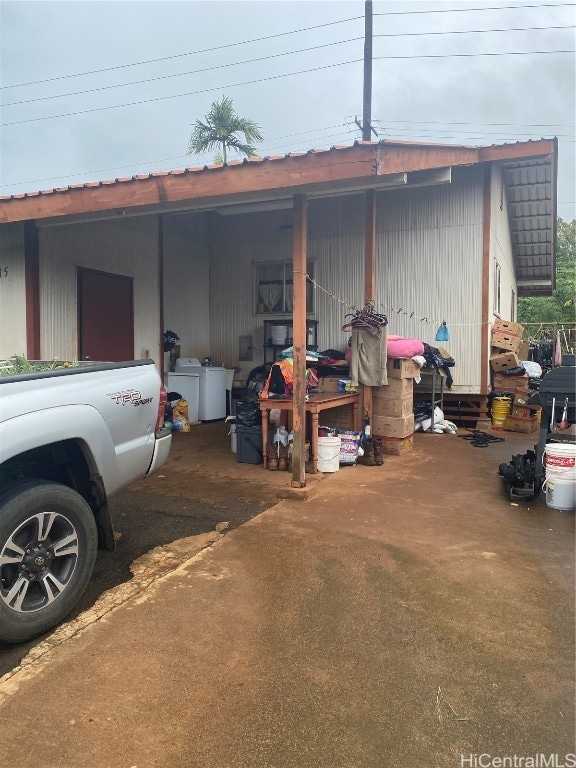 garage with washing machine and clothes dryer