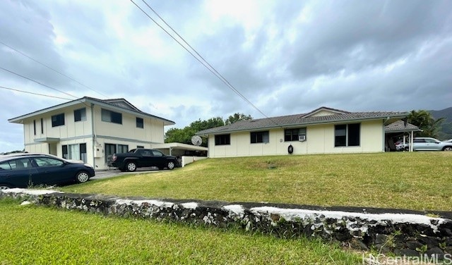 view of side of property featuring a lawn