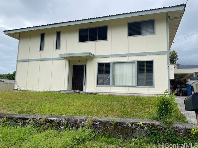 view of front of property with a front yard