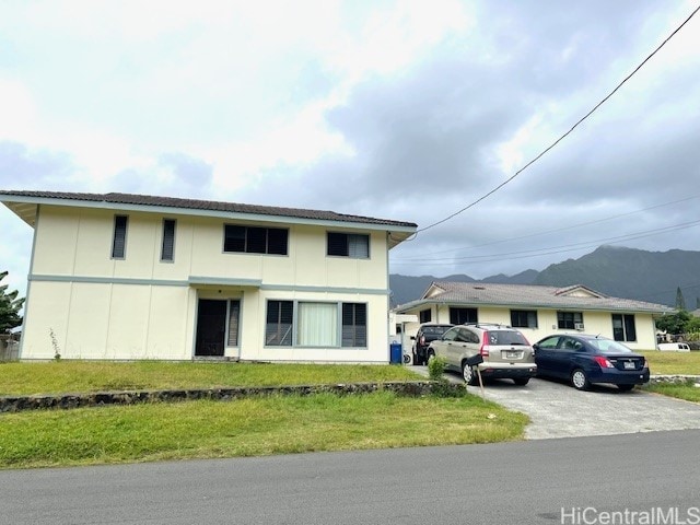 view of front of property featuring a mountain view and a front yard