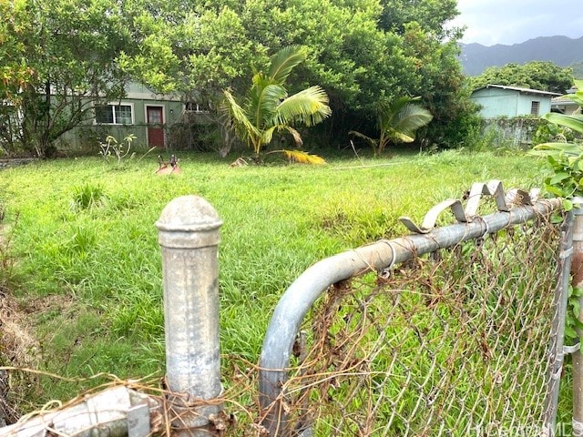 view of yard with a mountain view