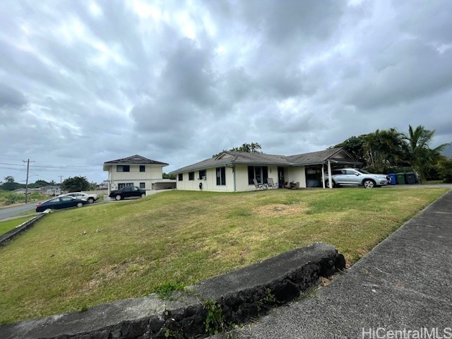 view of front facade with a front lawn