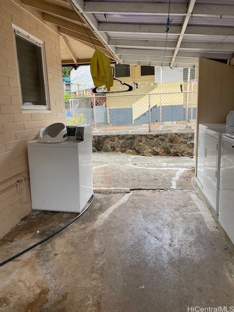 garage featuring washing machine and clothes dryer