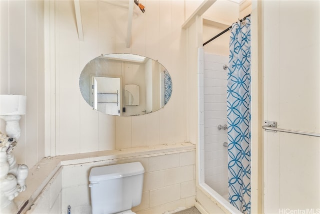 bathroom with toilet and a shower with curtain