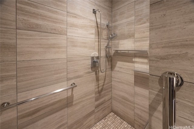 bathroom featuring tiled shower