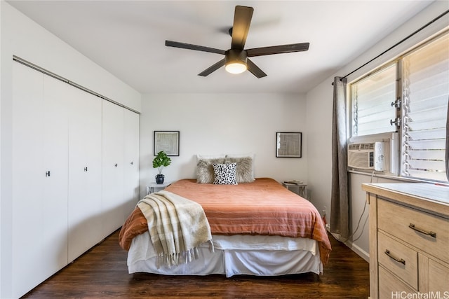 bedroom with ceiling fan, cooling unit, dark hardwood / wood-style flooring, and a closet