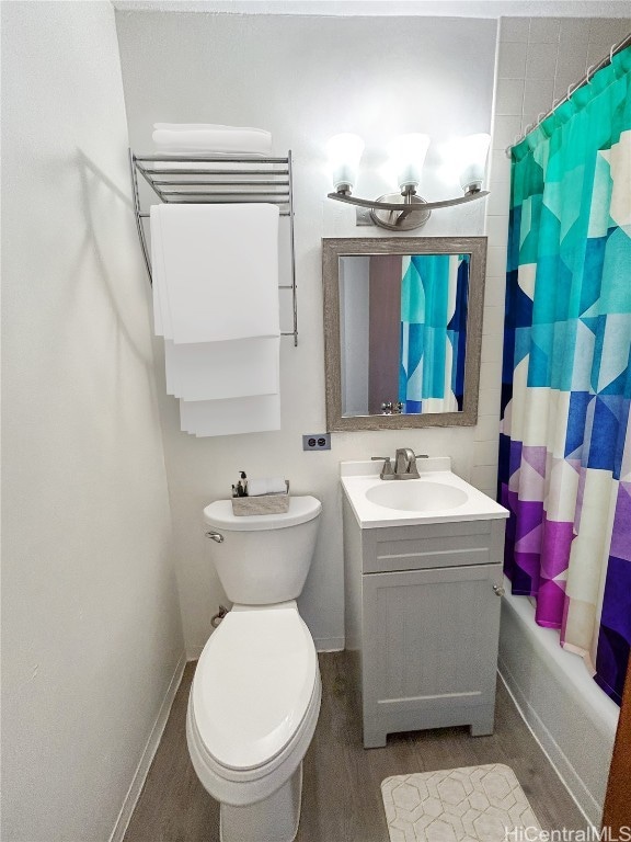 full bathroom featuring shower / tub combo with curtain, vanity, and toilet