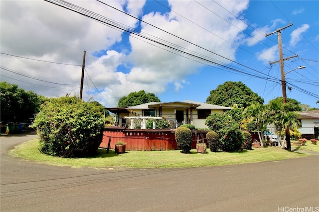 view of front facade featuring a front lawn