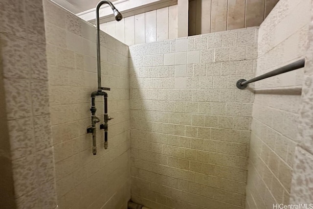 bathroom featuring a tile shower