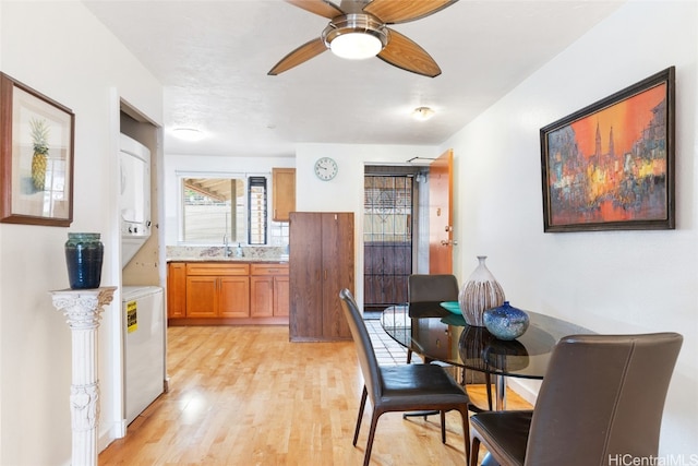 dining room featuring light hardwood / wood-style floors, ceiling fan, and sink