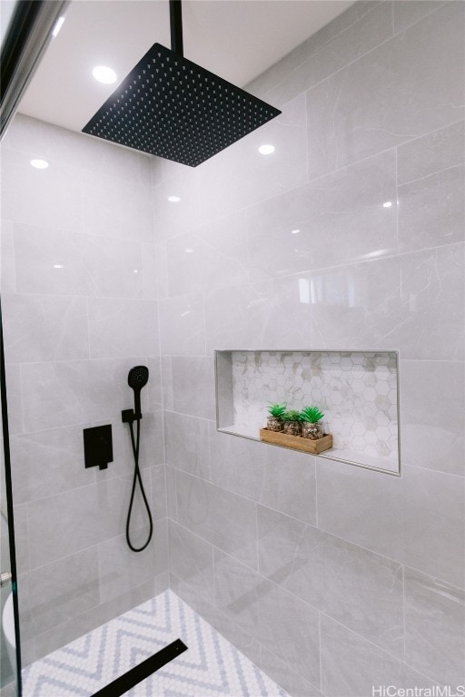 bathroom featuring tiled shower