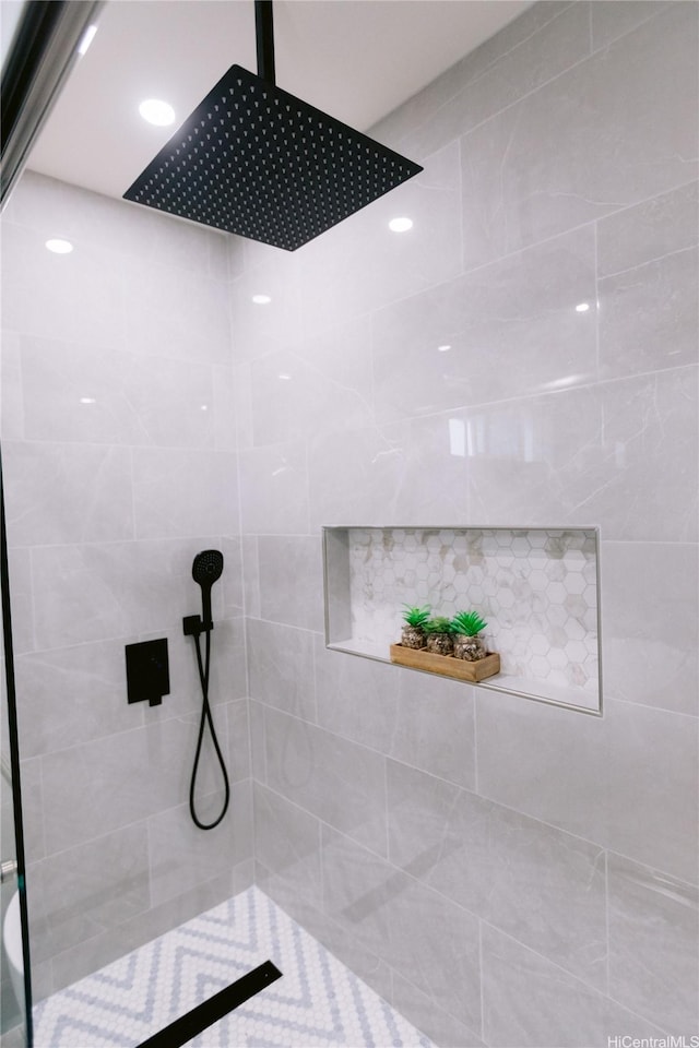 92-1310 Palahia St, Kapolei, HI 96707 - bathroom featuring tiled shower