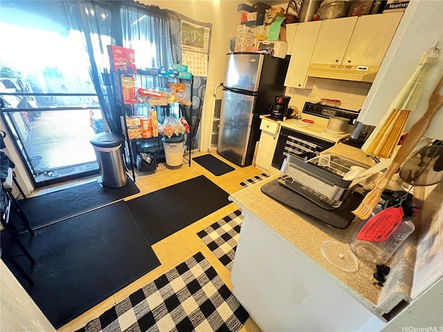 91-593 Kuilioloa Pl Unit Y2, Ewa Beach, HI 96706 - kitchen with electric range, under cabinet range hood, freestanding refrigerator, and light countertops