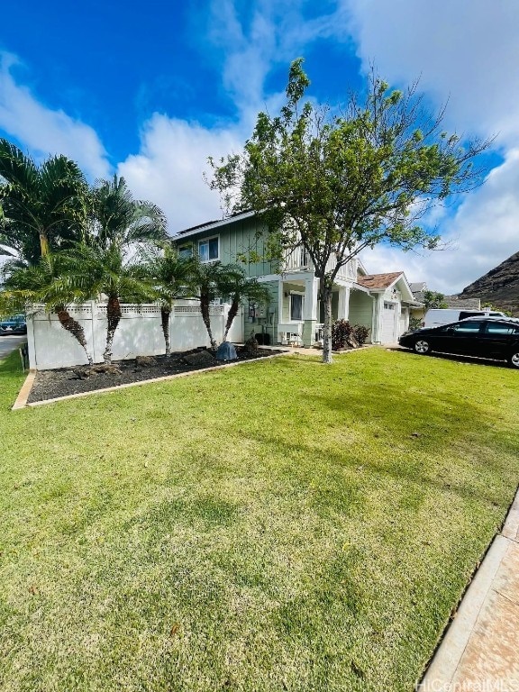 view of front facade with a front lawn