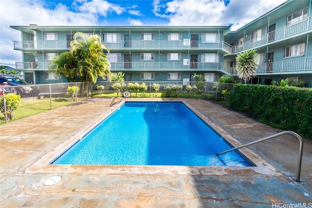 view of swimming pool