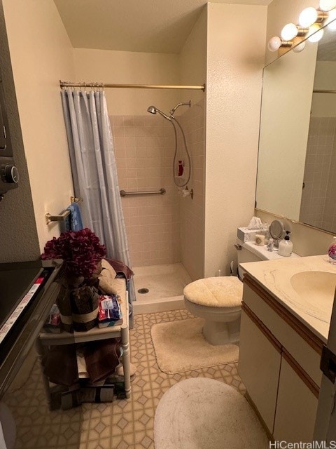 bathroom with a shower with shower curtain, vanity, and toilet