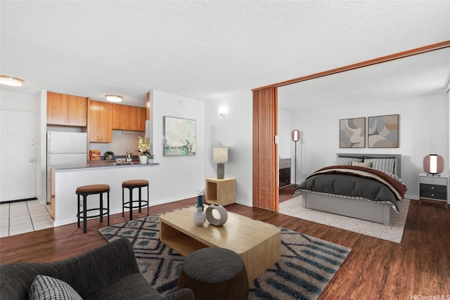 98-1038 Moanalua Rd Unit 1102, Aiea, HI 96701 - living room featuring wood finished floors, a textured ceiling, and baseboards
