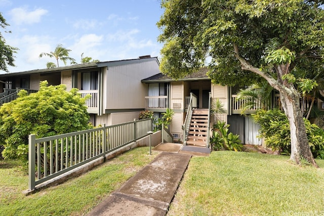 view of front of house featuring a front yard