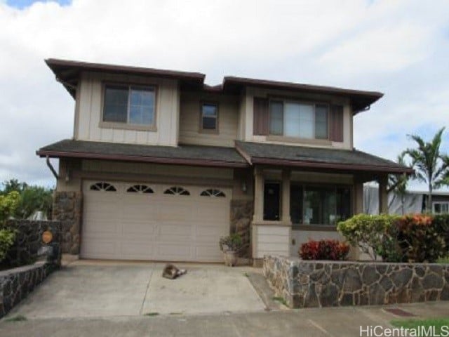 view of front facade featuring a garage