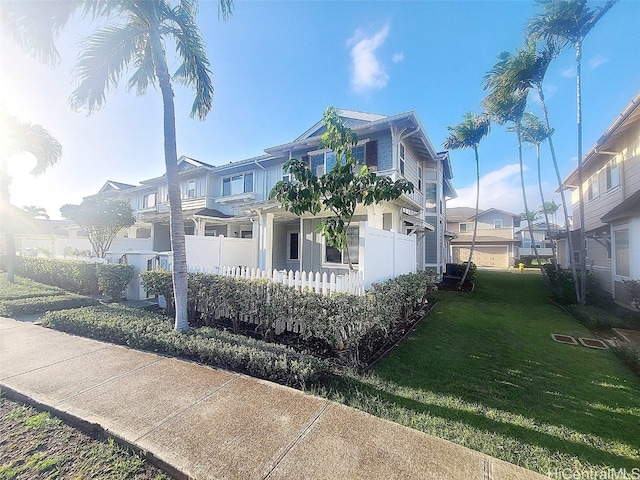 view of front of home featuring a front lawn