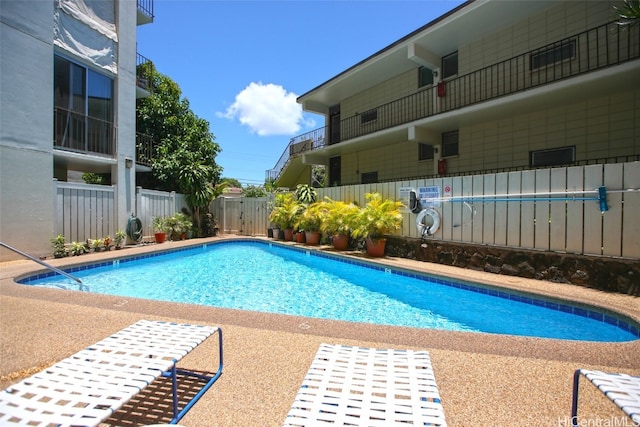 view of swimming pool