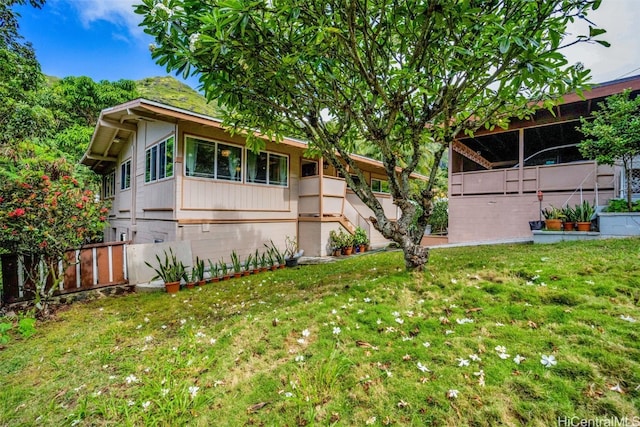 view of front facade featuring a front yard