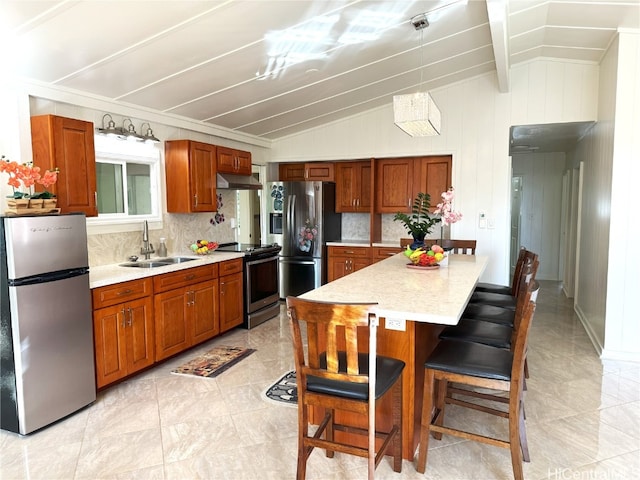 kitchen with a breakfast bar, lofted ceiling, backsplash, sink, and appliances with stainless steel finishes