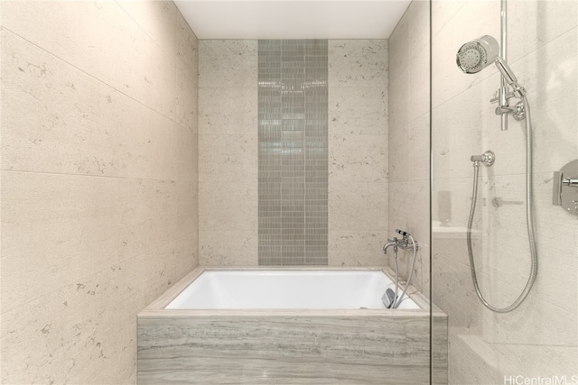 bathroom with tiled shower / bath combo