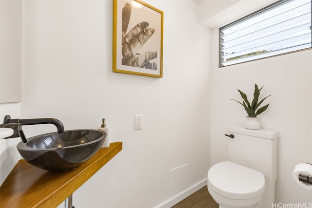 bathroom featuring toilet and sink