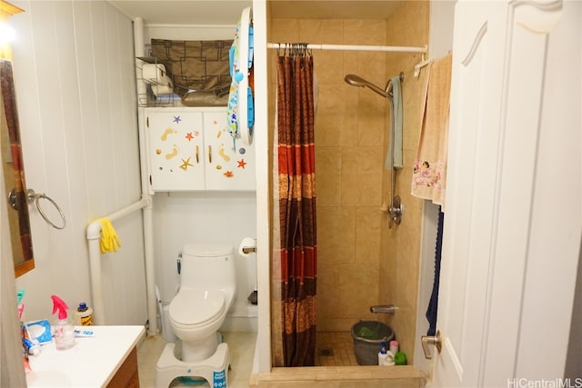 bathroom with toilet, vanity, and a shower with shower curtain