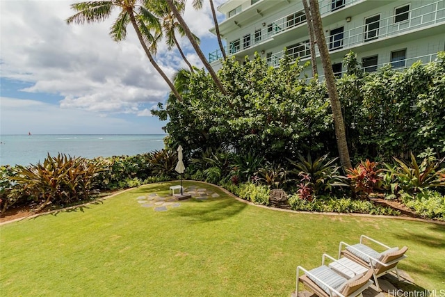 view of yard featuring a water view