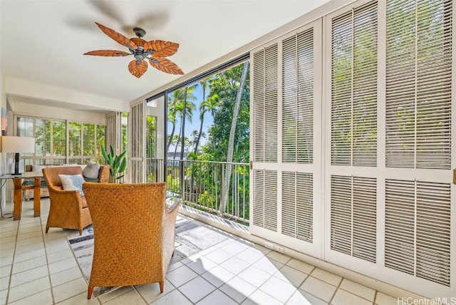 sunroom with ceiling fan