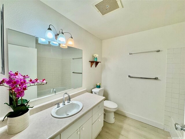 91-1101 Namahoe St Unit 3G, Kapolei, HI 96707 - full bathroom featuring wood finished floors, toilet, vanity, bathing tub / shower combination, and a chandelier