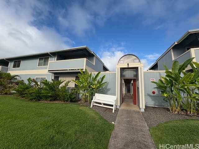 view of front facade featuring a front lawn