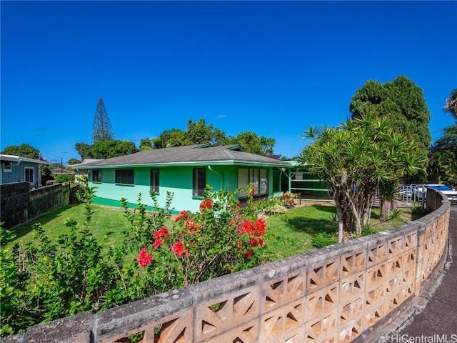 single story home featuring a front yard