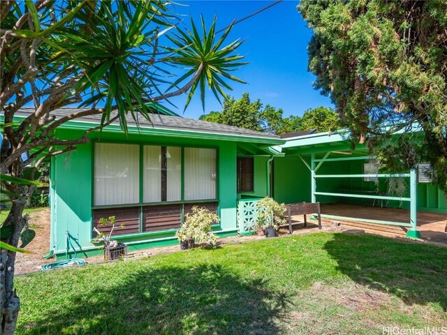 view of front of property with a front yard