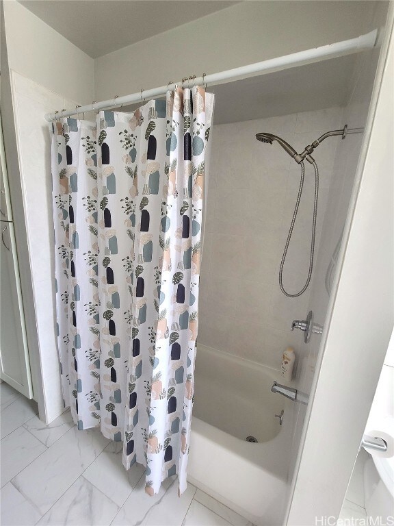 bathroom with shower / tub combo with curtain