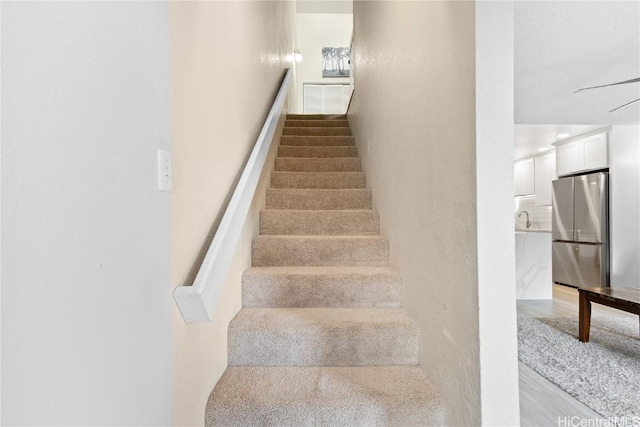 stairway featuring sink