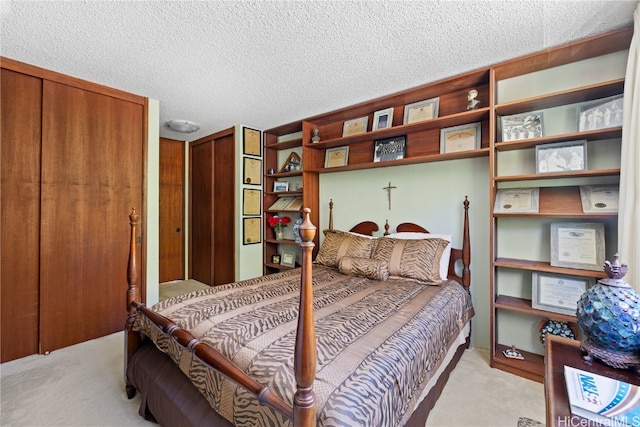 bedroom featuring light carpet, a textured ceiling, and a closet