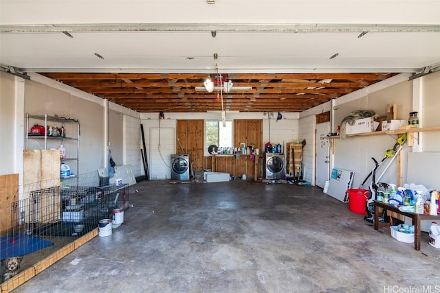 garage with washer / clothes dryer