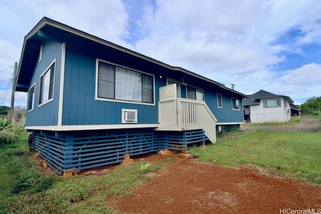 view of side of property featuring a yard