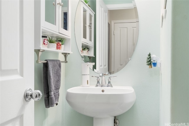 bathroom featuring sink