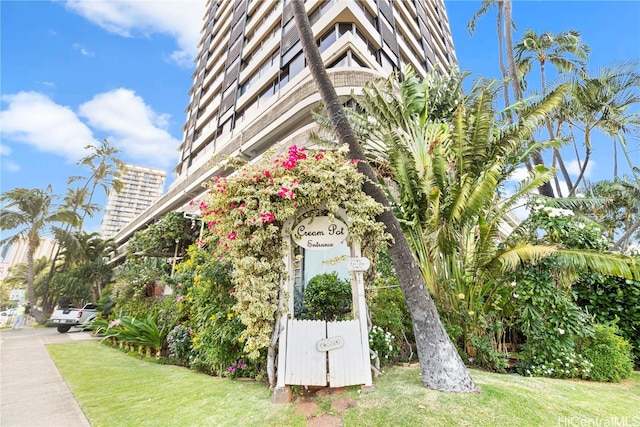 view of side of property featuring a yard